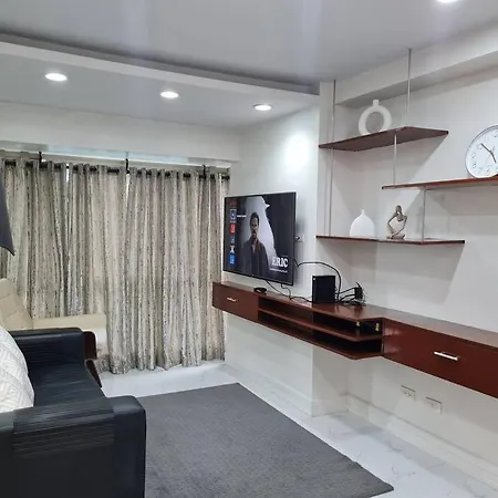 Big 2Br Near Burgos Circle, Highstreet, St Lukes - B Parklane T1 Apartment