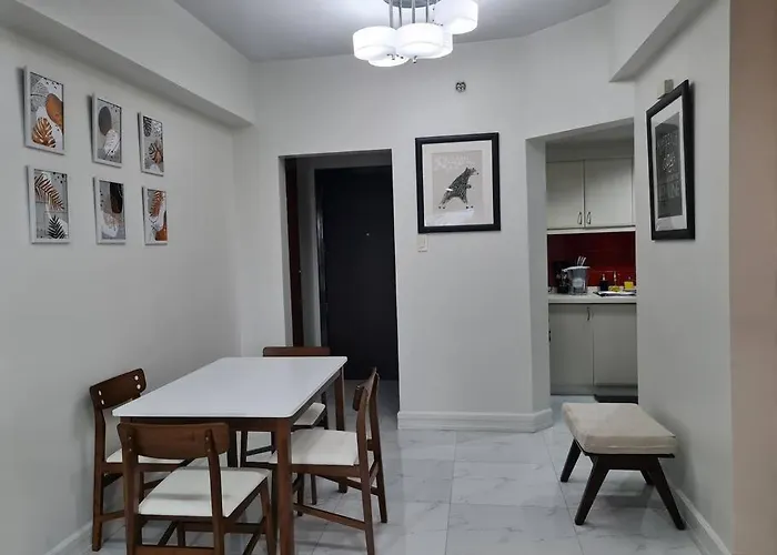 Big 2br Near Burgos Circle, Highstreet, St Lukes - B Parklane T1