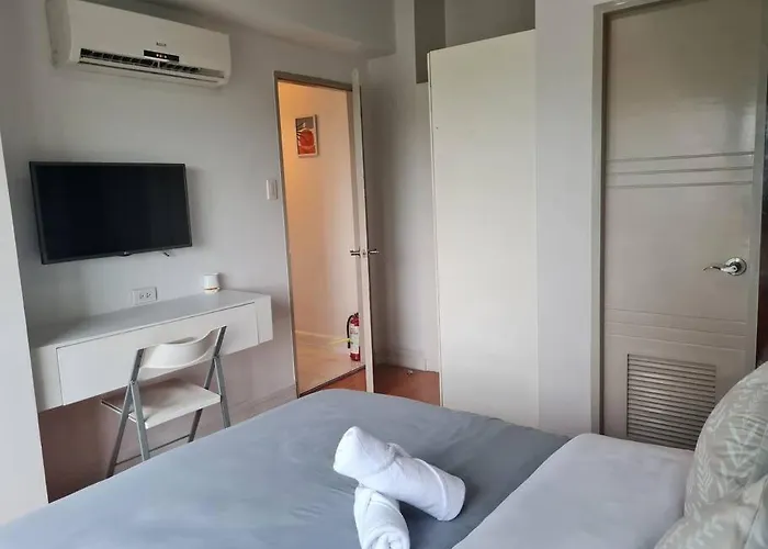 Big 2br Near Burgos Circle, Highstreet, St Lukes - B Parklane T1