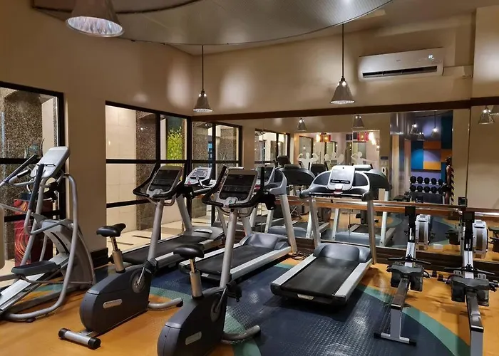 Big 2br Near Burgos Circle, Highstreet, St Lukes - B Parklane T1 *